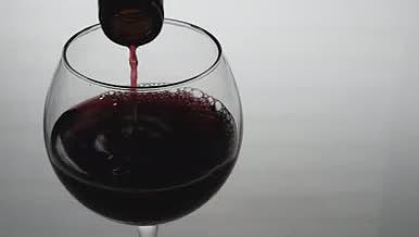 红酒倒入玻璃杯特写视频的预览图